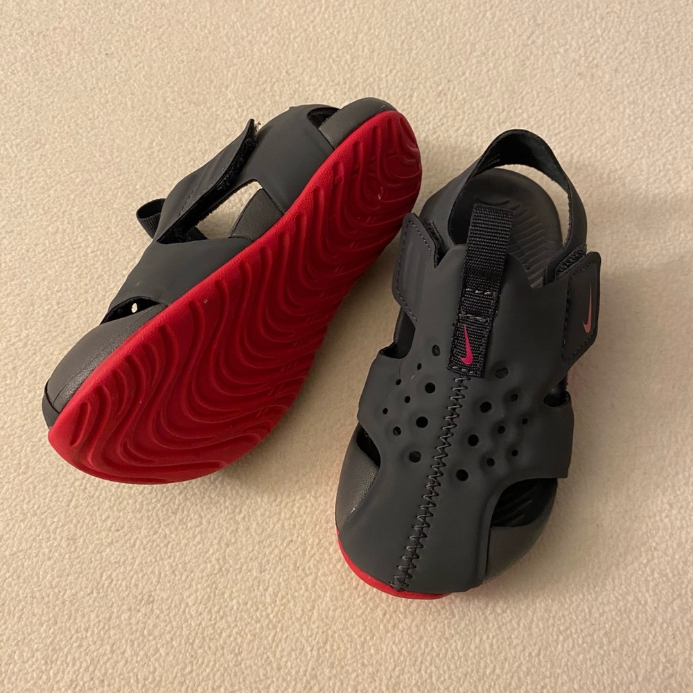 Nike toddler water shoes, gently worn